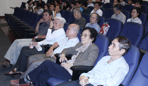 Buổi ra mắt bộ sách thu hút sự quan tâm của nguyên Phó Chủ tịch nước Nguyễn Thị Bình (thứ hai từ phải qua hàng ghế đầu, Nhà văn Nguyên Ngọc (thứ ba từ phải qua hàng ghế đầu), GS Hoàng Tụy (thứ hai từ trái qua hàng ghế đầu)... Ảnh Xuân Trung Buổi ra mắt bộ sách thu hút sự quan tâm của nguyên Phó Chủ tịch nước Nguyễn Thị Bình (thứ hai từ phải qua hàng ghế đầu, Nhà văn Nguyên Ngọc (thứ ba từ phải qua hàng ghế đầu), GS Hoàng Tụy (thứ hai từ trái qua hàng ghế đầu)... Ảnh Xuân Trung