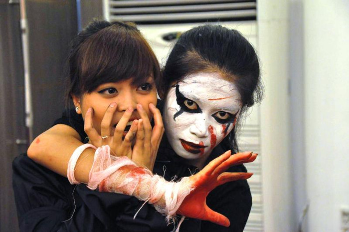 Halloween năm nay dựa trên cảm hứng về ngày tận thế 21/12/2012 - một trận đại hồng thủy sẽ nhấn chìm loài người, vạn vật tan biến chìm trong màn nước u tối. >>Á hậu Việt Đỗ Hoàng Anh - Ngôi sao sáng của ĐH Văn hóa Hà Nội >>Những nữ sinh hot nhất trường Ams và Chu Văn An >>Diệp Hồng Đào - Hotgirl gợi cảm của ĐH Cần Thơ >>Ai đẹp hơn hotgirl Kim Phượng