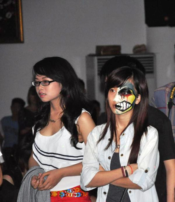 Vẻ mặt thẫn thờ vì sắp tới “ngày tận thế”. >>Á hậu Việt Đỗ Hoàng Anh - Ngôi sao sáng của ĐH Văn hóa Hà Nội >>Những nữ sinh hot nhất trường Ams và Chu Văn An >>Ai đẹp hơn hotgirl Kim Phượng >>Diệp Hồng Đào - Hotgirl gợi cảm của ĐH Cần Thơ