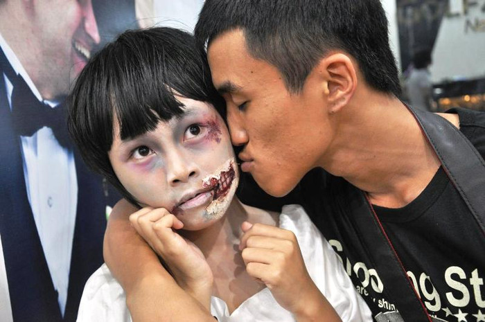 Giờ phút trái đất bị xóa sổ, chìm trong biển nước vô cùng cấp bách, nguy nan. Liệu rồi câu chuyện sẽ ra sao? Liệu loài người và loài quỷ sẽ làm gì trong giây phút sinh tử này? >>Á hậu Việt Đỗ Hoàng Anh - Ngôi sao sáng của ĐH Văn hóa Hà Nội >>Những nữ sinh hot nhất trường Ams và Chu Văn An >>Diệp Hồng Đào - Hotgirl gợi cảm của ĐH Cần Thơ >>Ai đẹp hơn hotgirl Kim Phượng