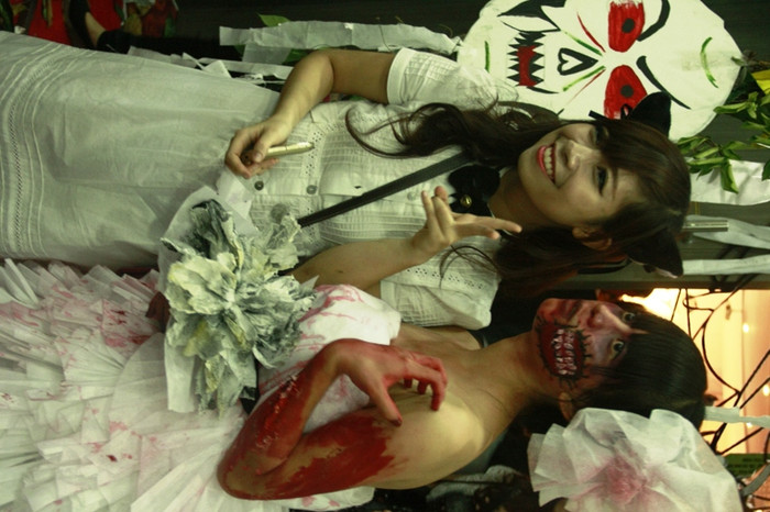 Theo truyền thuyết, Halloween là đêm giao lưu giữa người sống và các linh hồn đã chết. Tấm màn ngăn cách trở nên mỏng manh, đêm đó, Chúa Tể Địa Ngục sẽ trở lại trần thế giết hại các sinh linh, trong khi những hồn ma vất vưởng đi tìm người để nhập xác. >>Á hậu Việt Đỗ Hoàng Anh - Ngôi sao sáng của ĐH Văn hóa Hà Nội >>Những nữ sinh hot nhất trường Ams và Chu Văn An >>Diệp Hồng Đào - Hotgirl gợi cảm của ĐH Cần Thơ >>Ai đẹp hơn hotgirl Kim Phượng