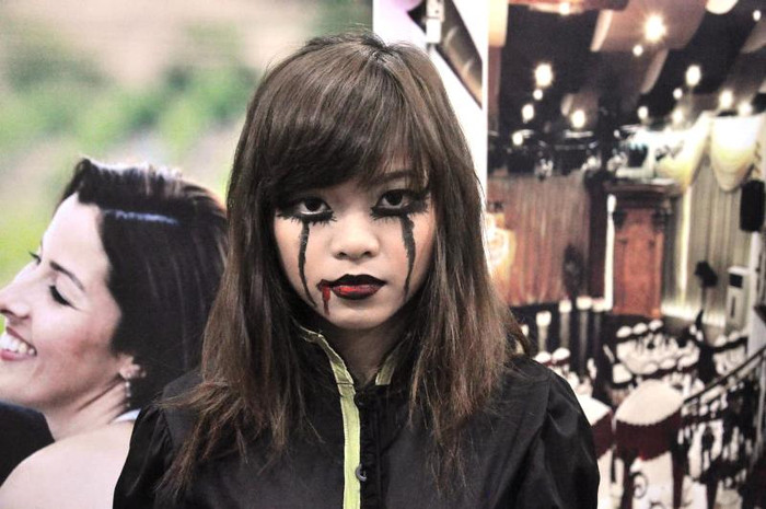 Câu chuyện bắt đầu với sự xuất hiện đầy bất ngờ của loài quỷ Zoombie trong bữa tiệc cưới linh đình của loài người, chúng phá tan mọi khung cảnh lãng mạn và mang theo thông điệp đen tối, u ám về "Ngày tận thế". >>Ai đẹp hơn hotgirl Kim Phượng >>Á hậu Việt Đỗ Hoàng Anh - Ngôi sao sáng của ĐH Văn hóa Hà Nội >>Những nữ sinh hot nhất trường Ams và Chu Văn An >>Diệp Hồng Đào - Hotgirl gợi cảm của ĐH Cần Thơ