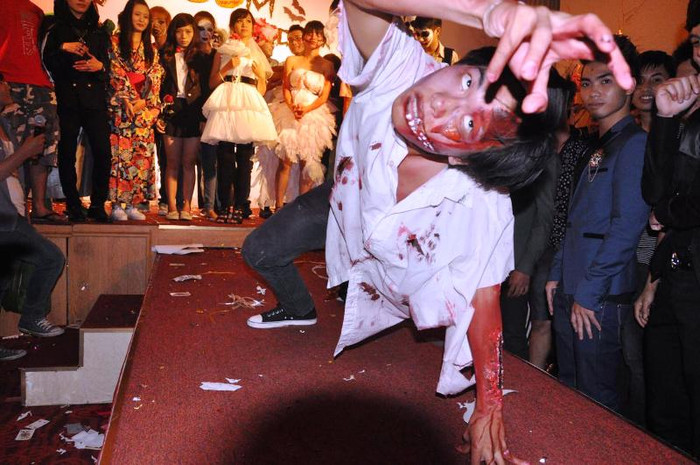 Cũng theo truyền thuyết, trong dịp này, người Celt tổ chức cúng tế cho Chúa Tể Địa Ngục và những người đã khuất, để nhà cửa lạnh lẽo như cõi âm, ăn mặc như các hồn ma để đánh lừa các linh hồn. Họ còn làm bánh ngọt cho mọi người ăn, và ai ăn phải bánh đen sẽ là người được chọn để hiến tế cho Chúa Tể Địa Ngục. >>Á hậu Việt Đỗ Hoàng Anh - Ngôi sao sáng của ĐH Văn hóa Hà Nội >>Những nữ sinh hot nhất trường Ams và Chu Văn An >>Ai đẹp hơn hotgirl Kim Phượng >>Diệp Hồng Đào - Hotgirl gợi cảm của ĐH Cần Thơ