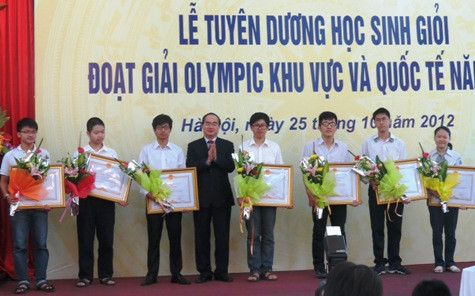 Phó thủ tướng Chính phủ Nguyễn Thiện Nhân tặng bằng khen cho các chủ nhân Huy chương Vàng Olympic 2012. Ảnh XT Phó thủ tướng Chính phủ Nguyễn Thiện Nhân tặng bằng khen cho các chủ nhân Huy chương Vàng Olympic 2012. Ảnh XT