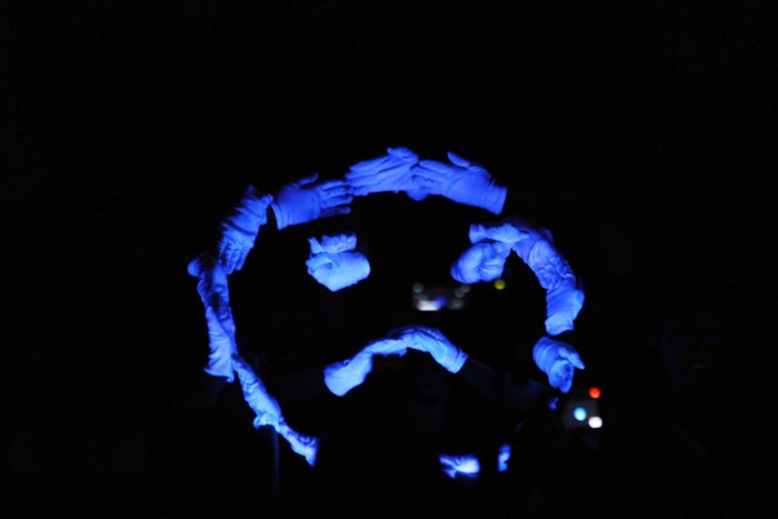 Biểu tượng gương mặt mếu máo do sợ hãi được làm từ những bàn tay phát quang để bắt đầu buổi diễn thời trang quái dị nhất trong năm. Hotgirl Yến Korea làm lu mờ cả hoa cỏ mùa xuân Á hậu Việt Đỗ Hoàng Anh - Ngôi sao sáng của ĐH Văn hóa Hà Nội >>Những nữ sinh đẹp nhất trường Ams và Chu Văn An