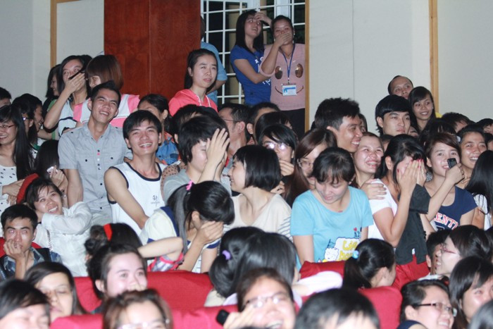 Nhiều sinh viên không che mặt không dám nhìn lên sàn diễn. Hotgirl Yến Korea làm lu mờ cả hoa cỏ mùa xuân Á hậu Việt Đỗ Hoàng Anh - Ngôi sao sáng của ĐH Văn hóa Hà Nội >>Những nữ sinh đẹp nhất trường Ams và Chu Văn An