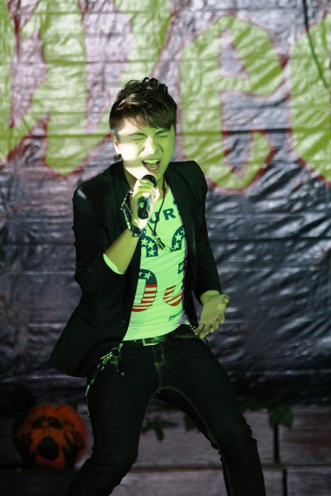 Đêm diễn thời trang quái dị còn có sự xuất hiện của ca sỹ trẻ Minh Vương. Hotgirl Yến Korea làm lu mờ cả hoa cỏ mùa xuân Á hậu Việt Đỗ Hoàng Anh - Ngôi sao sáng của ĐH Văn hóa Hà Nội >>Những nữ sinh đẹp nhất trường Ams và Chu Văn An