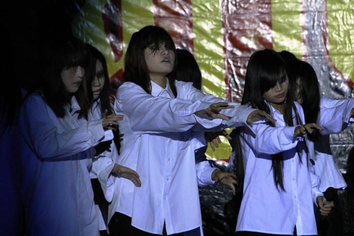 Các “thây ma” xuất hiện khiến khán giả không thể không hoảng sợ. Hotgirl Yến Korea làm lu mờ cả hoa cỏ mùa xuân Á hậu Việt Đỗ Hoàng Anh - Ngôi sao sáng của ĐH Văn hóa Hà Nội >>Những nữ sinh đẹp nhất trường Ams và Chu Văn An