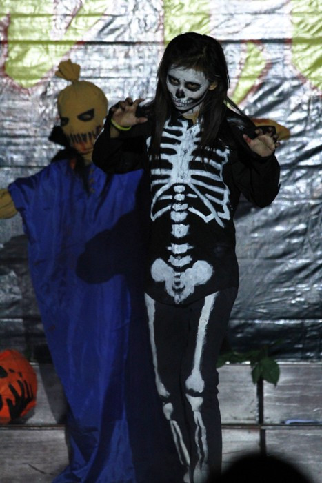 Đoạn cuối, một lần nữa các “thây ma” xuất hiện càng làm cho buổi biểu diễn thêm bất ngờ. Người xem được trải nghiệm tâm lý từ sợ tới hoảng hốt. Hotgirl Yến Korea làm lu mờ cả hoa cỏ mùa xuân Á hậu Việt Đỗ Hoàng Anh - Ngôi sao sáng của ĐH Văn hóa Hà Nội >>Những nữ sinh đẹp nhất trường Ams và Chu Văn An