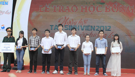 Các thủ khoa xuất sắc tại buổi giao lưu. Ảnh Xuân Trung Các thủ khoa xuất sắc tại buổi giao lưu. Ảnh Xuân Trung