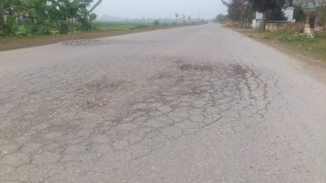 Nhiều đoạn vừa làm xong đã bị hư hỏng đi qua khu dân cư khiến nhiều người dân bức xúc (ảnh Xuân Hòa) Nhiều đoạn vừa làm xong đã bị hư hỏng đi qua khu dân cư khiến nhiều người dân bức xúc (ảnh Xuân Hòa)
