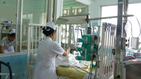 Được biết, bà nội của em bé trên là người Newzeland. Khi nghe tin con trai lấy vợ Việt Nam và vừa sinh con thì vô cùng mừng rỡ, bay sang thăm cháu. Theo lời bác sĩ điều trị, cháu bé đã thoát khỏi tình trạng của nguy kịch những rất có khả năng sẽ để lại di chứng về sau. Người bà từ nước ngoài xa xôi đã hy sinh vì một phút lỡ tay, bất cẩn. ( Ảnh: Bệnh viện Nhi đồng 2 là nơi điều trị rất nhiều ca bệnh tai nạn của trẻ em). Được biết, bà nội của em bé trên là người Newzeland. Khi nghe tin con trai lấy vợ Việt Nam và vừa sinh con thì vô cùng mừng rỡ, bay sang thăm cháu. Theo lời bác sĩ điều trị, cháu bé đã thoát khỏi tình trạng của nguy kịch những rất có khả năng sẽ để lại di chứng về sau. Người bà từ nước ngoài xa xôi đã hy sinh vì một phút lỡ tay, bất cẩn. ( Ảnh: Bệnh viện Nhi đồng 2 là nơi điều trị rất nhiều ca bệnh tai nạn của trẻ em).