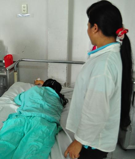 Thấy vợ gọi điện cho một người bạn, chồng nghi ngờ vợ đang ngoại tình nên Nguyễn Văn Lục nổi máu ghen tuông, đi mua can axit (3 lít) hất thẳng vào “chỗ kín” để dằn mặt vợ giữa đám đông. Vợ của anh Lục là chị Đỗ Thị Thắm (27 tuổi). Chị Thắm vẫn chưa hết kinh hãi kể lại bộ sự việc: “Buổi sáng hôm đó đi bán bắp trên đường Đặng Nguyên Cẩn thì tôi nhận được điện thoại của người bạn nên đứng nói chuyện. Thấy vậy chồng tôi liền chạy tới giật ngay chiếc điện thoại trên tay và không ngừng chửi bới và cho rằng tôi đang nghe điện thoại của người tình. Tôi giải thích nhưng anh ấy nhất quyết không tin…”. (Ảnh: Chị Thắm nằm trong viện nhưng vẫn chưa hết hoảng sợ). Thấy vợ gọi điện cho một người bạn, chồng nghi ngờ vợ đang ngoại tình nên Nguyễn Văn Lục nổi máu ghen tuông, đi mua can axit (3 lít) hất thẳng vào “chỗ kín” để dằn mặt vợ giữa đám đông. Vợ của anh Lục là chị Đỗ Thị Thắm (27 tuổi). Chị Thắm vẫn chưa hết kinh hãi kể lại bộ sự việc: “Buổi sáng hôm đó đi bán bắp trên đường Đặng Nguyên Cẩn thì tôi nhận được điện thoại của người bạn nên đứng nói chuyện. Thấy vậy chồng tôi liền chạy tới giật ngay chiếc điện thoại trên tay và không ngừng chửi bới và cho rằng tôi đang nghe điện thoại của người tình. Tôi giải thích nhưng anh ấy nhất quyết không tin…”. (Ảnh: Chị Thắm nằm trong viện nhưng vẫn chưa hết hoảng sợ).