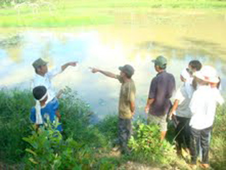 Nhiều người dân nơi đây đã không kìm được nước mắt trước hoàn cảnh của gia đình ông bố hết mực yêu con này. Chỉ thương cho bốn đứa trẻ không có bố bên cạnh. Sinh ra đã thiệt thòi vì không có mẹ, nay bố mất... ( Hiện trường nơi ông Bình chết đuối). Nhiều người dân nơi đây đã không kìm được nước mắt trước hoàn cảnh của gia đình ông bố hết mực yêu con này. Chỉ thương cho bốn đứa trẻ không có bố bên cạnh. Sinh ra đã thiệt thòi vì không có mẹ, nay bố mất... ( Hiện trường nơi ông Bình chết đuối).