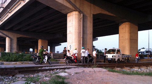 Sáng 2/10/2009, chị Bùi Thị Hoa cùng con gái Nguyễn Thị Trà My (sinh năm 2008) về nhà chị gái là Bùi Thị Cúc ở thôn Phạm Xá II, xã Tuấn Hưng (Kim Thành-Hải Dương) chơi. Nhà chị Cúc ở cạnh đường sắt Hà Nội - Hải Phòng Lúc 12 giờ 20 phút, cháu Trà My đi ra đường sắt chơi. Khi phát hiện có tàu chở hàng chạy trên đường ray tới gần, chị Hoa vội chạy ra để cứu con trong khi trên tay vẫn đang bế cháu Nguyễn Công Thành, 18 tháng tuổi, là con của chị Cúc. Hậu quả, chị Hoa, cháu Thành, cháu Trà My bị thương nặng, được đưa đi cấp cứu. Sau đó, chị Hoa và cháu Thành đã tử vong. Sáng 2/10/2009, chị Bùi Thị Hoa cùng con gái Nguyễn Thị Trà My (sinh năm 2008) về nhà chị gái là Bùi Thị Cúc ở thôn Phạm Xá II, xã Tuấn Hưng (Kim Thành-Hải Dương) chơi. Nhà chị Cúc ở cạnh đường sắt Hà Nội - Hải Phòng Lúc 12 giờ 20 phút, cháu Trà My đi ra đường sắt chơi. Khi phát hiện có tàu chở hàng chạy trên đường ray tới gần, chị Hoa vội chạy ra để cứu con trong khi trên tay vẫn đang bế cháu Nguyễn Công Thành, 18 tháng tuổi, là con của chị Cúc. Hậu quả, chị Hoa, cháu Thành, cháu Trà My bị thương nặng, được đưa đi cấp cứu. Sau đó, chị Hoa và cháu Thành đã tử vong.