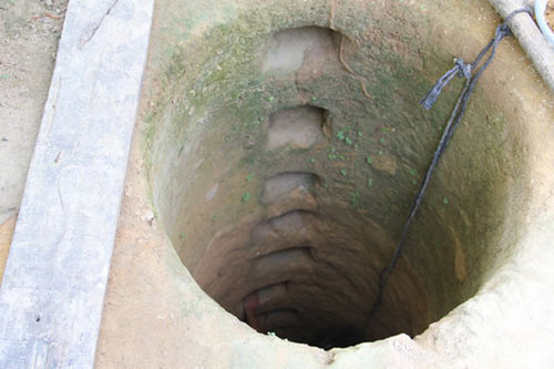 Vào khoảng 10h ngày 16/5/2011, một vụ tai nạn thương tâm đã cướp đi mạng sống hai cha con anh Lò Văn Yêu ở bản Mường, xã Mường Than, huyện Than Uyên, tỉnh Lai Châu. Theo như điều tra, con anh Yêu 14 tuổi leo xuống giếng để bắt ếch. Sau gần một giờ, anh Yêu không thấy con lên, biết chuyện chẳng lành liền xuống cứu con. Nhưng sau đó, anh Yêu cũng bị ngạt dưới giếng. Nhiều người đã cố cứu nhưng bố con anh không thoát được tử thần. Theo cơ quan điều tra thì đó có thể là khí metan đã gây ngạt cho hai nạn nhân. Vào khoảng 10h ngày 16/5/2011, một vụ tai nạn thương tâm đã cướp đi mạng sống hai cha con anh Lò Văn Yêu ở bản Mường, xã Mường Than, huyện Than Uyên, tỉnh Lai Châu. Theo như điều tra, con anh Yêu 14 tuổi leo xuống giếng để bắt ếch. Sau gần một giờ, anh Yêu không thấy con lên, biết chuyện chẳng lành liền xuống cứu con. Nhưng sau đó, anh Yêu cũng bị ngạt dưới giếng. Nhiều người đã cố cứu nhưng bố con anh không thoát được tử thần. Theo cơ quan điều tra thì đó có thể là khí metan đã gây ngạt cho hai nạn nhân.