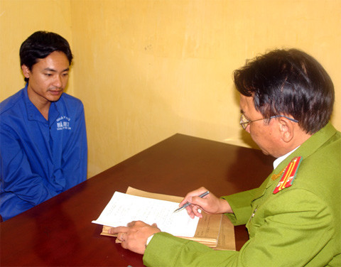 Nguyễn Bá Trường (SN 1979) ở Chương Mỹ, Hà Nội, hiện đang tạm trú tại xã Phú Diễn, Từ Liêm đã bị bắt giam vì đã hành hạ vợ, gây thương tích nghiêm trọng cho vợ là chị Tuyết. Theo như lời chị Tuyết kể lại: vì có một tin nhắn đêm khuya gửi tới máy của chị đã khiến Trường lên cơn cuồng ghen. (Ảnh: Nguyễn Bá Trường khai nhận hành động của mình trước cơ quan công an). Nguyễn Bá Trường (SN 1979) ở Chương Mỹ, Hà Nội, hiện đang tạm trú tại xã Phú Diễn, Từ Liêm đã bị bắt giam vì đã hành hạ vợ, gây thương tích nghiêm trọng cho vợ là chị Tuyết. Theo như lời chị Tuyết kể lại: vì có một tin nhắn đêm khuya gửi tới máy của chị đã khiến Trường lên cơn cuồng ghen. (Ảnh: Nguyễn Bá Trường khai nhận hành động của mình trước cơ quan công an).