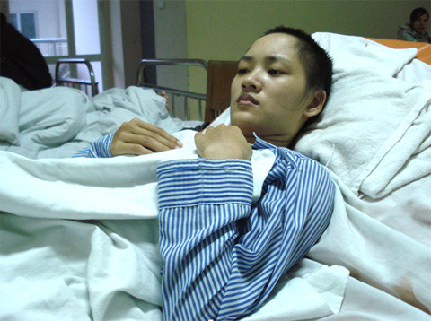 Chị Tuyết giải thích không biết đó là ai nhưng Trường không nghe và lấy kéo cắt tóc vợ. Chị Tuyết kêu khóc, giơ tay ôm đầu liền bị Trường dọa sẽ cắt luôn cả tay. Trường dùng kéo cắt mái tóc dài ngang lưng của chị Tuyết, để chừa lại khoảng 7cm rồi tiếp tục dùng điện thoại của chị Tuyết nhắn tin cho số máy lạ. Sau đó, Trường tiếp tục dùng dây lưng đánh vợ thâm tím hết mình mẩy rồi bỏ đi, khóa cửa ngoài không cho chị Tuyết ra ngoài. Đến chiều hôm đó, ông chồng chưa hả giận lại tiếp tục cắt trụi hết tóc của vợ, lăng mạ vợ không ra gì. Anh ta đánh đập vợ đến mức chị bị dập gan... (Ảnh: chị Tuyết nhập viện vì chấn thương). Chị Tuyết giải thích không biết đó là ai nhưng Trường không nghe và lấy kéo cắt tóc vợ. Chị Tuyết kêu khóc, giơ tay ôm đầu liền bị Trường dọa sẽ cắt luôn cả tay. Trường dùng kéo cắt mái tóc dài ngang lưng của chị Tuyết, để chừa lại khoảng 7cm rồi tiếp tục dùng điện thoại của chị Tuyết nhắn tin cho số máy lạ. Sau đó, Trường tiếp tục dùng dây lưng đánh vợ thâm tím hết mình mẩy rồi bỏ đi, khóa cửa ngoài không cho chị Tuyết ra ngoài. Đến chiều hôm đó, ông chồng chưa hả giận lại tiếp tục cắt trụi hết tóc của vợ, lăng mạ vợ không ra gì. Anh ta đánh đập vợ đến mức chị bị dập gan... (Ảnh: chị Tuyết nhập viện vì chấn thương).