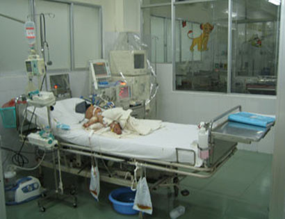 Đang bế cháu, bà nội bị vấp ngã làm văng em bé sơ sinh xuống lầu. Vì muốn cứu cháu nên bà đã xả thân lao theo cháu, bà rơi xuống đất tử vong ngay tại chỗ, còn cháu nhập Bệnh viện Nhi đồng 2 trong tình trạng nguy kịch. Sự việc thương tâm xảy ra ở một căn hộ chung cư ngụ tại quận Phú Nhuận. ( Hình ảnh em bé được chăm sóc trong bệnh viện Nhi đồng 2). Đang bế cháu, bà nội bị vấp ngã làm văng em bé sơ sinh xuống lầu. Vì muốn cứu cháu nên bà đã xả thân lao theo cháu, bà rơi xuống đất tử vong ngay tại chỗ, còn cháu nhập Bệnh viện Nhi đồng 2 trong tình trạng nguy kịch. Sự việc thương tâm xảy ra ở một căn hộ chung cư ngụ tại quận Phú Nhuận. ( Hình ảnh em bé được chăm sóc trong bệnh viện Nhi đồng 2).