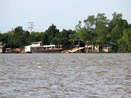 Sáng 22/9/2010, bà Nguyễn Thị Bé Hai ở xã Ba Trinh huyện Kế Sách (Sóc Trăng) chở mẹ già 84 tuổi cùng con trai 13 tuổi ra chợ Mang Cá bán rau. Xuồng chèo được một đoạn thì con trai bà Hai bị té xuống sông nên cụ Lệ nhảy xuống cứu cháu nội. Do tuổi già sức yếu bà Lệ cùng cháu nội bị nước xoáy cuốn mất. Thấy vậy, bà Hai nhảy tiếp xuống sông để cứu mẹ và con trai nhưng cũng bị dòng nước hung dữ nhấn chìm. Cả ba người đều mất mạng. Sự việc khiến cả xóm làng phải xúc động, thương xót. ( Hình ảnh minh họa con sông xảy ra vụ tai nạn kinh hoàng). Sáng 22/9/2010, bà Nguyễn Thị Bé Hai ở xã Ba Trinh huyện Kế Sách (Sóc Trăng) chở mẹ già 84 tuổi cùng con trai 13 tuổi ra chợ Mang Cá bán rau. Xuồng chèo được một đoạn thì con trai bà Hai bị té xuống sông nên cụ Lệ nhảy xuống cứu cháu nội. Do tuổi già sức yếu bà Lệ cùng cháu nội bị nước xoáy cuốn mất. Thấy vậy, bà Hai nhảy tiếp xuống sông để cứu mẹ và con trai nhưng cũng bị dòng nước hung dữ nhấn chìm. Cả ba người đều mất mạng. Sự việc khiến cả xóm làng phải xúc động, thương xót. ( Hình ảnh minh họa con sông xảy ra vụ tai nạn kinh hoàng).