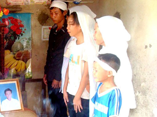 Gia cảnh ông Bình hết sức khó khăn. Vợ ông chết vì ung thư, con gái đầu cũng chết đuối khi đi mò ốc. Hiện nay, sau khi ông mất, 4 đứa con đang bơ vơ sau khi mồ côi cả bố lẫn mẹ. Bố mất, bốn đứa nhỏ không có tài sản gì là đáng giá. Hàng xóm phải góp tiền để ủng hộ gia đình, tổ chức tang lễ cho ông. ( Bốn đứa con nhỏ trước tấm ảnh của người bố). Gia cảnh ông Bình hết sức khó khăn. Vợ ông chết vì ung thư, con gái đầu cũng chết đuối khi đi mò ốc. Hiện nay, sau khi ông mất, 4 đứa con đang bơ vơ sau khi mồ côi cả bố lẫn mẹ. Bố mất, bốn đứa nhỏ không có tài sản gì là đáng giá. Hàng xóm phải góp tiền để ủng hộ gia đình, tổ chức tang lễ cho ông. ( Bốn đứa con nhỏ trước tấm ảnh của người bố).