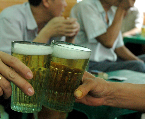 Nếu uống 50g cồn hằng ngày sẽ để lại tác hại vĩnh viễn với hệ thần kinh. Nếu uống 50g cồn hằng ngày sẽ để lại tác hại vĩnh viễn với hệ thần kinh.