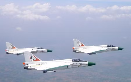 LCA là một máy bay chiến đấu hạng nhẹ, đa chức năng do Ấn Độ chế tạo. Nó được nghiên cứu và chế tạo từ giữa những năm 1980 và được đặt tên chính thức là Tejas. Hồi tháng 1 năm nay, nó đã được trao cho không quân nước Ấn Độ để thử nghiệm khả năng tác chiến.