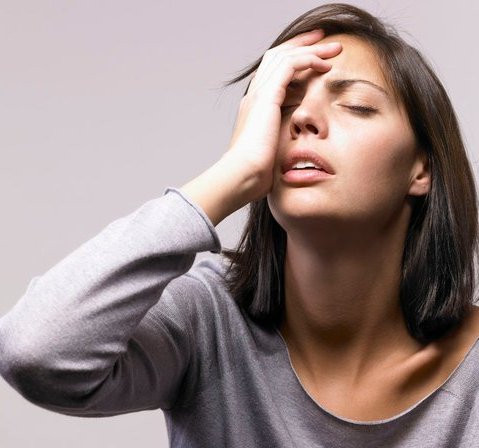 Buồn bã: SAD là một dạng trầm cảm, và nó có hầu hết những đặc điểm của trầm cảm. Hai triệu chứng chủ yếu là cảm thấy buồn bã và mất hy vọng, mất hứng thú với các hoạt động (chẳng hạn công tác xã hội) mà bình thường bạn vẫn yêu thích. Buồn bã: SAD là một dạng trầm cảm, và nó có hầu hết những đặc điểm của trầm cảm. Hai triệu chứng chủ yếu là cảm thấy buồn bã và mất hy vọng, mất hứng thú với các hoạt động (chẳng hạn công tác xã hội) mà bình thường bạn vẫn yêu thích.