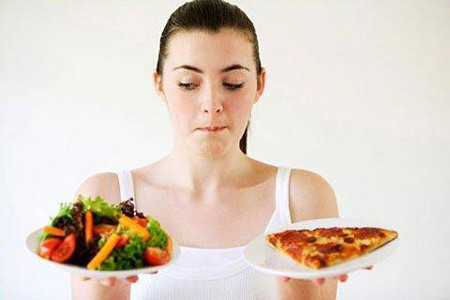 Thèm ăn hơn: Giống như trầm cảm, SAD làm tăng cảm giác ngon miệng ở một số người. 65% người bị chứng rối loạn này cảm thấy đói hơn trong những tháng trời tối, lạnh lẽo. Đây có thể là một phản ứng sinh lý của cơ thể nhằm giúp bạn "xốc lại tinh thần". Vì thế đến cuối mùa này, bạn thường tăng cân. Thèm ăn hơn: Giống như trầm cảm, SAD làm tăng cảm giác ngon miệng ở một số người. 65% người bị chứng rối loạn này cảm thấy đói hơn trong những tháng trời tối, lạnh lẽo. Đây có thể là một phản ứng sinh lý của cơ thể nhằm giúp bạn "xốc lại tinh thần". Vì thế đến cuối mùa này, bạn thường tăng cân.