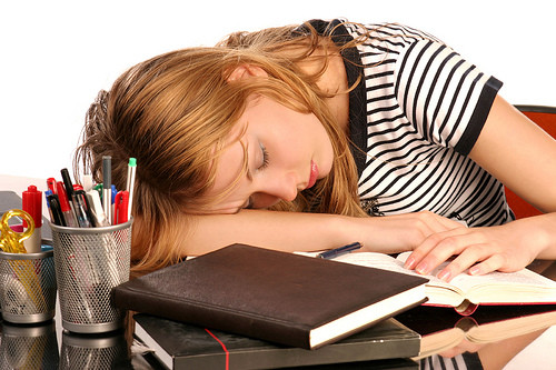 Buồn ngủ và mệt mỏi: Những người mắc chứng SAD thường có xu hướng cần ngủ nhiều hơn trong mùa đông, đôi khi hơn rất nhiều. Trong một nghiên cứu trên tạp chí Psychosomatic Research, các bệnh nhân bị chứng SAD trung bình ngủ 7,5 tiếng trong mùa hè, 8,5 tiếng trong mùa xuân và thu, và cần đến 10 tiếng trong mùa đông. Buồn ngủ và mệt mỏi: Những người mắc chứng SAD thường có xu hướng cần ngủ nhiều hơn trong mùa đông, đôi khi hơn rất nhiều. Trong một nghiên cứu trên tạp chí Psychosomatic Research, các bệnh nhân bị chứng SAD trung bình ngủ 7,5 tiếng trong mùa hè, 8,5 tiếng trong mùa xuân và thu, và cần đến 10 tiếng trong mùa đông.