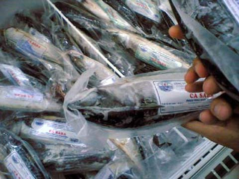 3. Nếu thực phẩm bị mềm ra chứng tỏ nhiệt độ bảo quản vẫn chưa đủ lạnh. Nếu có một lượng lớn bị đóng tuyết, điều đó chứng tỏ thực phẩm đã bị làm đông lạnh nhiều lần. Bạn không nên mua loại thực phẩm này. 3. Nếu thực phẩm bị mềm ra chứng tỏ nhiệt độ bảo quản vẫn chưa đủ lạnh. Nếu có một lượng lớn bị đóng tuyết, điều đó chứng tỏ thực phẩm đã bị làm đông lạnh nhiều lần. Bạn không nên mua loại thực phẩm này.