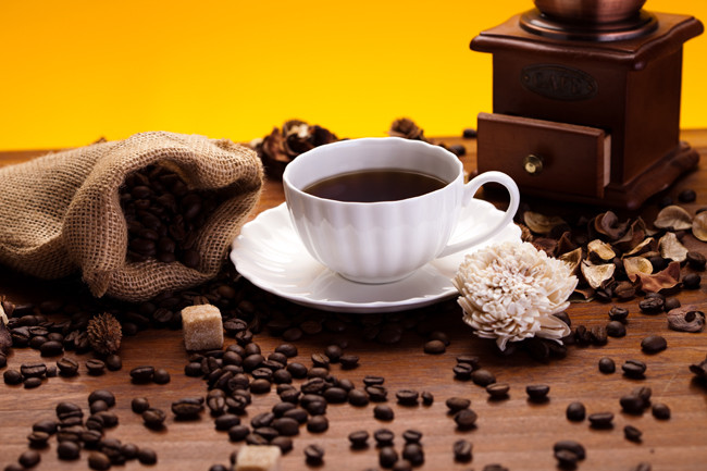 Khi uống cà phê, gan làm nhiệm vụchuyển đổi caffeine và thải ra ngoài thông qua trong nước tiểu. Nếu gan phải làm việc quá sức, nó không thể hoạt động tốt khiến cho lượng caffeine bị tích tụ lại, làm tăng sự bài tiết canxi, từ đó ảnh hưởng đến sự phát triển xương của em bé. Khi uống cà phê, gan làm nhiệm vụchuyển đổi caffeine và thải ra ngoài thông qua trong nước tiểu. Nếu gan phải làm việc quá sức, nó không thể hoạt động tốt khiến cho lượng caffeine bị tích tụ lại, làm tăng sự bài tiết canxi, từ đó ảnh hưởng đến sự phát triển xương của em bé.
