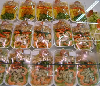 Thực phẩm chế biến sẵn: Đây là các loại thực phẩm chứa rất nhiều chất độc hại mà khi ăn chúng ta đã vô tình hấp thu hết các chất độc này. Những chất độc bao gồm bột ngọt, chất béo bão hòa, xiro công nghiệp.