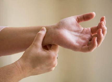 8. Đau xương cổ tay: Nguyên nhân chính của bệnh này là do chúng ta sử dụng chuột máy tính. Do các dây thần kinh bị chèn ép, nên nhiều người cảm thấy đau, tê ngón phải và ngón giữa, cảm giác ngón cái yếu đi, đau ở cổ tay và lòng bàn tay. Những người dễ gặp chứng bệnh này như nhà văn, thư ký, biên tập viên, kế toán… nhưng tỷ lệ mắc ở phụ nữ cao hơn nam giới. Chứng bệnh này không nguy hiểm đến tính mạng nhưng về lâu dài có thể tàn tật do tổn thương các dây thần kinh và mạch máu. 8. Đau xương cổ tay: Nguyên nhân chính của bệnh này là do chúng ta sử dụng chuột máy tính. Do các dây thần kinh bị chèn ép, nên nhiều người cảm thấy đau, tê ngón phải và ngón giữa, cảm giác ngón cái yếu đi, đau ở cổ tay và lòng bàn tay. Những người dễ gặp chứng bệnh này như nhà văn, thư ký, biên tập viên, kế toán… nhưng tỷ lệ mắc ở phụ nữ cao hơn nam giới. Chứng bệnh này không nguy hiểm đến tính mạng nhưng về lâu dài có thể tàn tật do tổn thương các dây thần kinh và mạch máu.