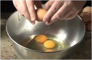 Do đó, sau khi bị cảm phải ăn nhiều thực phẩm dễ tiêu hóa, khẩu vị nên thanh đạm, tốt nhất nên nạp nhiều protein, vitamin và nguyên tố vi lượng như thịt nạc, các loại trứng, rau, hoa quả mới có thể giúp hồi phục sức khỏe nhanh chóng.