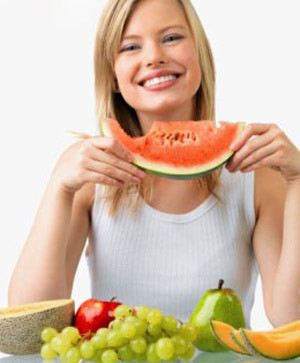 Ăn nhiều hoa quả, tăng vitamin để nâng cao sức đề kháng. Những người bị cảm cúm vừa phải chú ý giữ ấm vừa phải chú ý lưu thông không khí trong phòng.