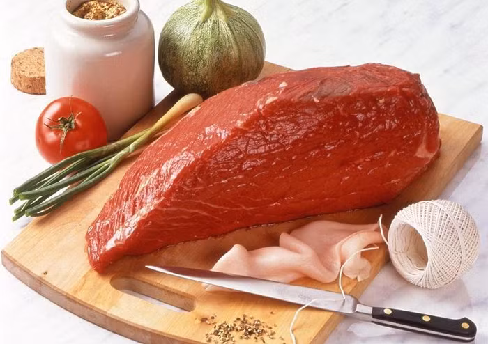 Thịt bò rất giàu sắt. 85g thịt bò có chứa khoảng 3mg sắt, hoặc khoảng 15% nhu cầu sắt hàng ngày của bạn. (Con trai, hàu và gia cầm cũng là nguồn thực phẩm tốt chứa nhiều sắt với khối lượng tương ứng.)