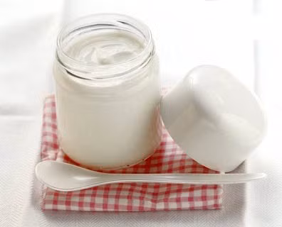 Sữa chua ít chất béo hoặc không béo là một nguồn canxi tuyệt vời mà chị em có thể lựa chọn. Ngoài ra, chị em có thể bổ sung canxi từ pho mát, cải xoăn, rau bina và đậu hũ. Ngoài ra, hãy nhớ rằng canxi và sắt cản trợ sự hấp thụ của nhau, do đó tốt nhất là không ăn chúng tại cùng một thời điểm.