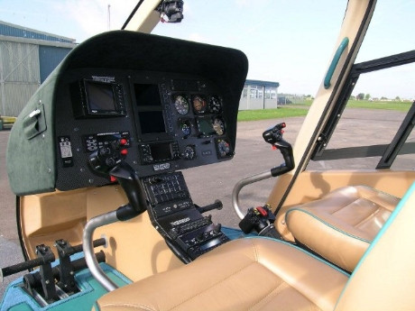 Trong buồng lái. Trong buồng lái.