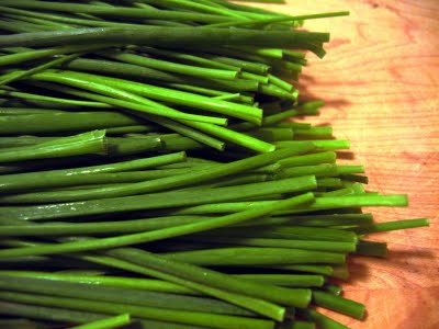 Chọn khoảng 5 – 10 lá hẹ và lượng đường phèn vừa đủ. Tất cả cho vào bát, hấp cách thủy. Sau đó chắt nước cho bé uống. Mỗi lần uống khoảng 2 – 3 thìa cà phê, uống 2 lần/ngày.