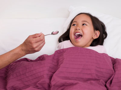 Chữa ho cho trẻ, cha mẹ nên lưu ý: Nên giữ cho đầu bé cao lên, khi nằm hãy đặt cho bé 1 chiếc gối sao cho phần đầu của bé được nâng cao một chút, tư thế này sẽ giúp bé dễ thở hơn.