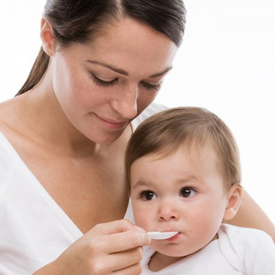 Với tất cả các bài thuốc dân gian chữa ho trên, bạn nên cho bé uống theo cách thấm dần ở đầu lưỡi, từ ít đến nhiều. Bế bé theo tư thế để đầu và cổ hơi cao so với bụng, tránh cho bé không bị trớ, nôn hoặc sặc. Khi cho bé uống, bạn nên dùng tay vuốt từ mõm ức xuống rốn.