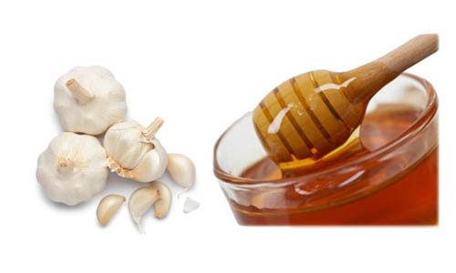 Giã nát hai tép tỏi, trộn với hai thìa cà phê mật ong, đem hấp cách thủy. Chú ý không được hấp chín tỏi, nếm thử thấy vị hắc mùi tỏi là được. Cho bé uống nửa thìa cà phê, ngày từ 1 – 2 lần. Trước khi uống, nên cho bé uống nước lọc.