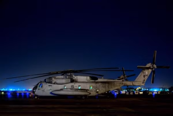Trực thăng vận tải hạng nặng CH-53 Super Stallion đậu trên tàu sân bay Trực thăng vận tải hạng nặng CH-53 Super Stallion đậu trên tàu sân bay