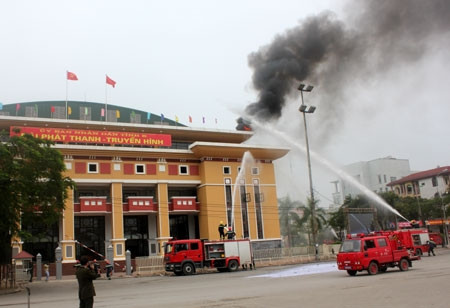 Dập đám cháy do mìn của bọn khủng bố gây cháy nổ