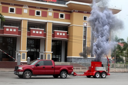 Hủy nổ quả mìn do bọn khủng bố gài trên xe ô tô