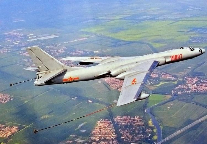 Máy bay tiếp dầu trên không HY-6 được chế tạo trên cùng một nguyên mẫu Tu-16 Máy bay tiếp dầu trên không HY-6 được chế tạo trên cùng một nguyên mẫu Tu-16