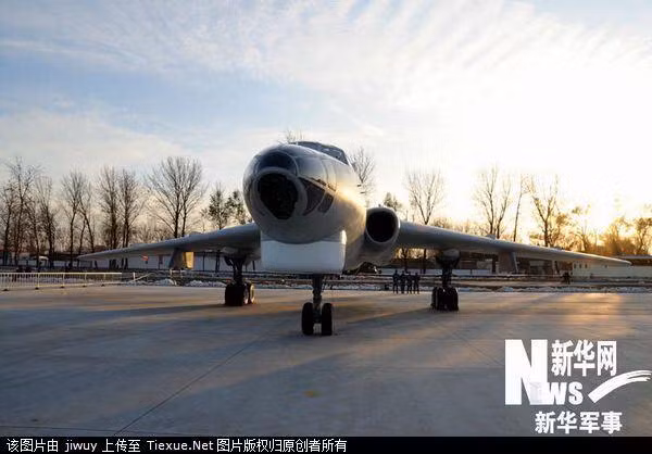 Máy bay ném bom tầm trung H-6H của Trung Quốc