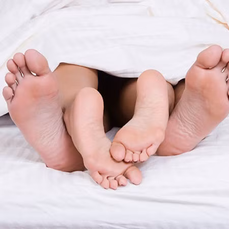 Vậy nguyên nhân do đâu dẫn đến tình trạng này? Theo các chuyên gia tình dục thì nếu bạn và bạn tình đã đạt được những cảm xúc hưng phấn nhất định để bắt đầu “nhập cuộc” mà vẫn có cảm giác đau đớn thì nguyên nhân có thể là do viêm nhiễm khung xương chậu, u buồng trứng, ung thư cổ tử cung hoặc có thể là do viêm nhiễm ở cổ tử cung.