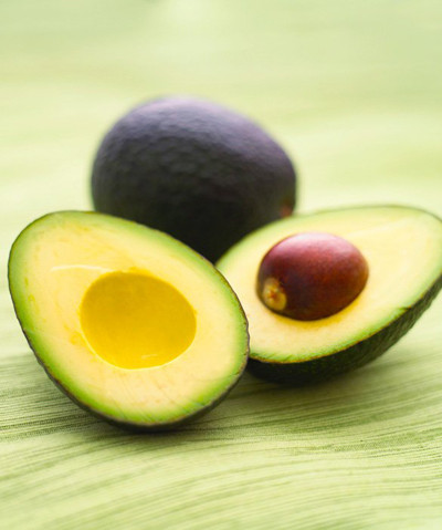 3. Độ tuổi: Bé từ 6 tháng tuổi trở lên. Lợi ích: Trong bơ chín chứa nhiều kali, chất béo và lutein (chất chống oxy hóa quan trọng đối với sự phát triển của não bộ và thị giác). Hơn nữa, bơ mềm, có thể trộn với sữa và không mất nhiều thời gian chế biến. 3. Độ tuổi: Bé từ 6 tháng tuổi trở lên. Lợi ích: Trong bơ chín chứa nhiều kali, chất béo và lutein (chất chống oxy hóa quan trọng đối với sự phát triển của não bộ và thị giác). Hơn nữa, bơ mềm, có thể trộn với sữa và không mất nhiều thời gian chế biến.